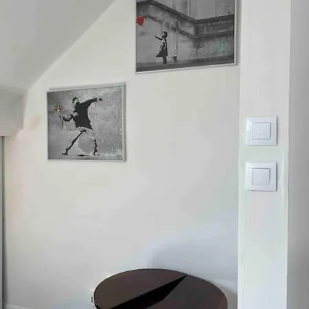 La Petite Place St Maurice *